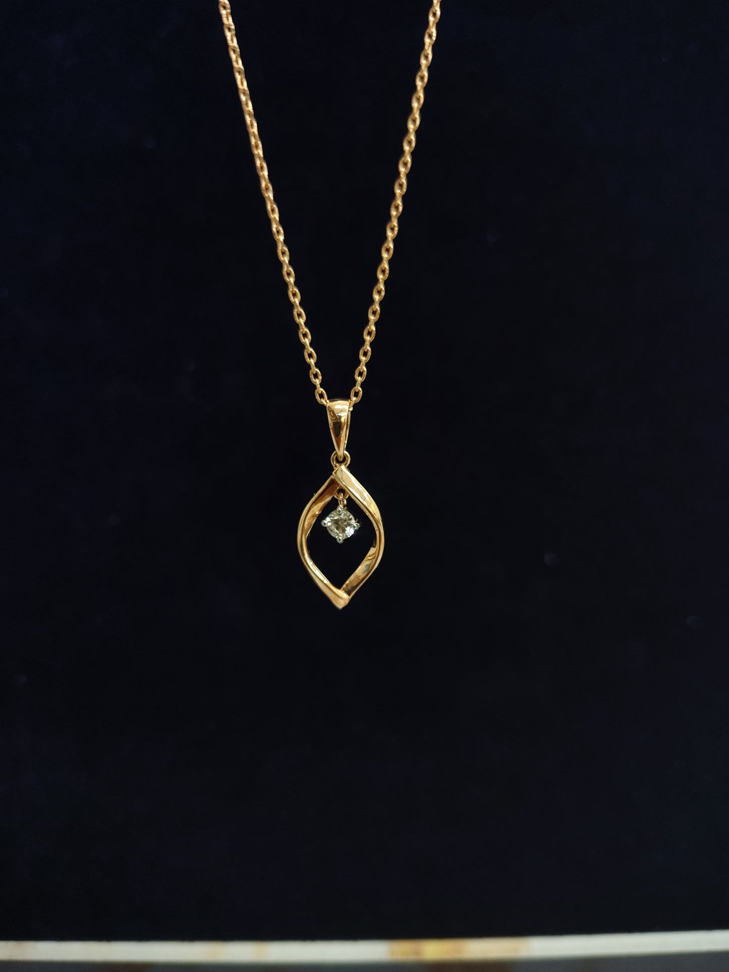 Dewdrop Elegance Dancing Solitaire Pendant