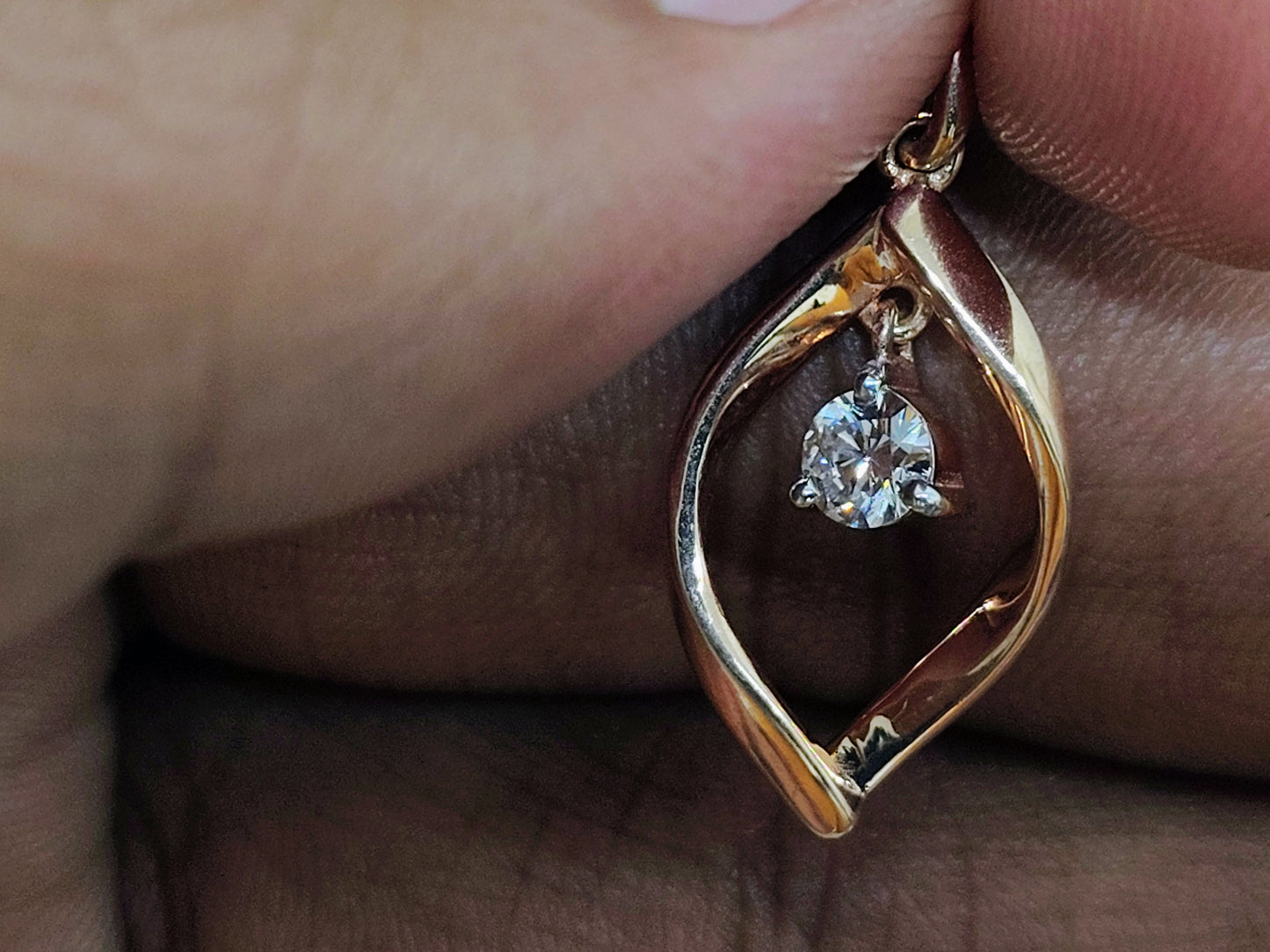 Dewdrop Elegance Dancing Solitaire Pendant